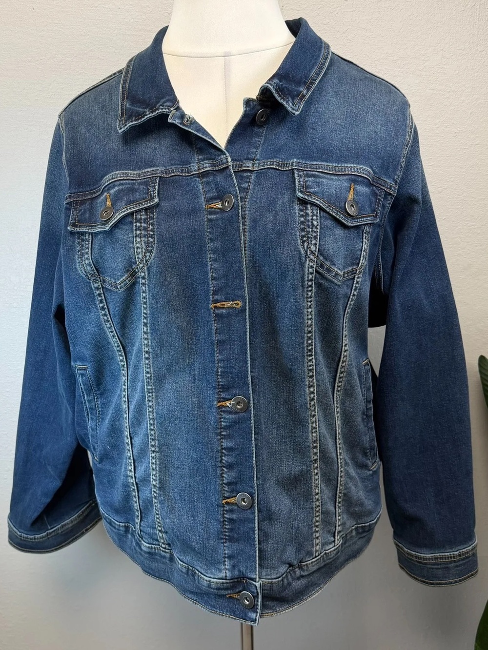 Torrid Medium Wash Denim Jacket - Size 26 (4)
